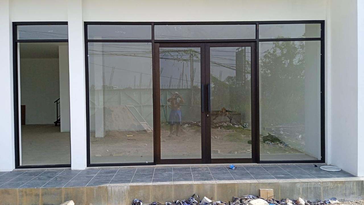 Tampak depan pintu kaca Ruko Kresek